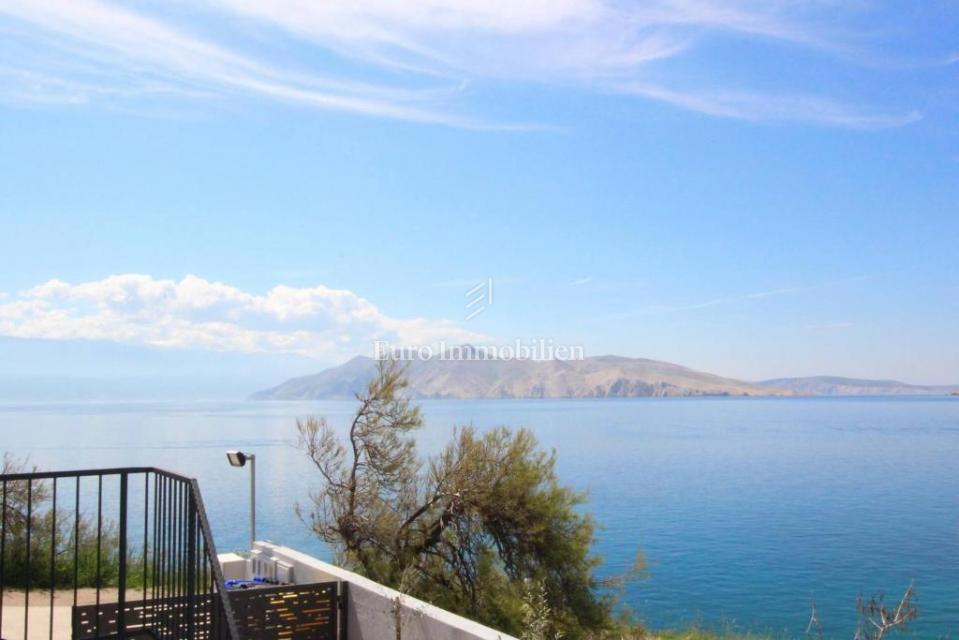 Baška – Casa in prima fila sul mare, 4 appartamenti