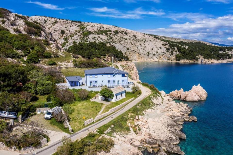 Baška – Casa in prima fila sul mare, 4 appartamenti