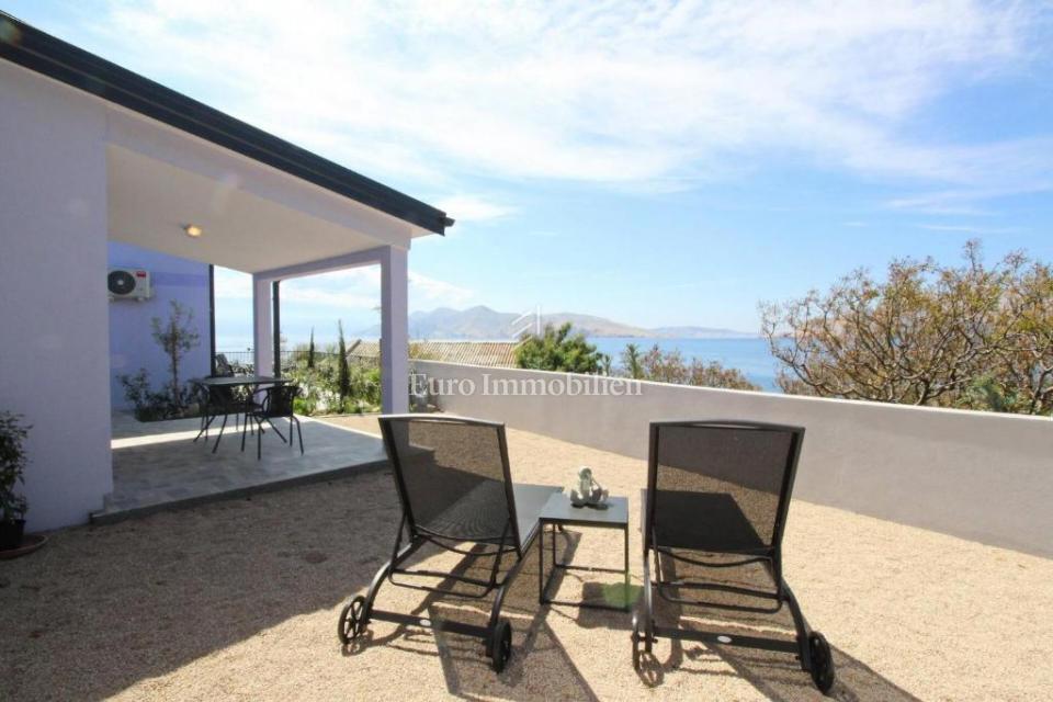 Baška – Casa in prima fila sul mare, 4 appartamenti