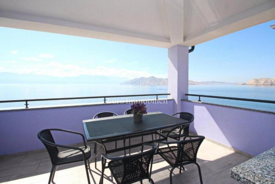 Baška – Casa in prima fila sul mare, 4 appartamenti