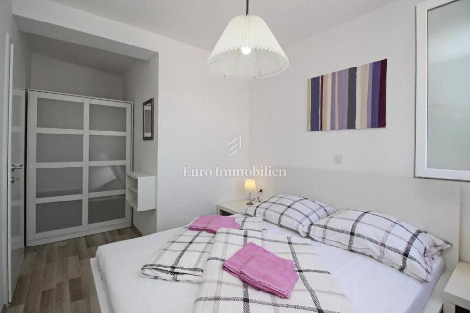 Baška – Casa in prima fila sul mare, 4 appartamenti