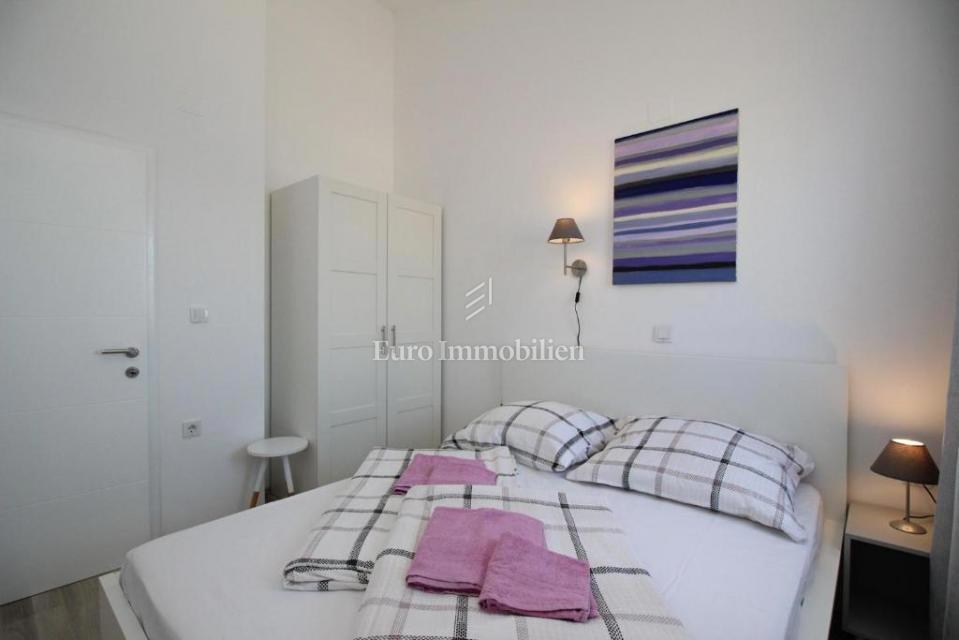 Baška – Casa in prima fila sul mare, 4 appartamenti