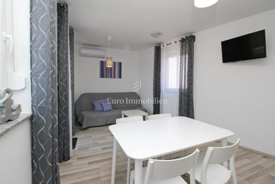 Baška – Casa in prima fila sul mare, 4 appartamenti