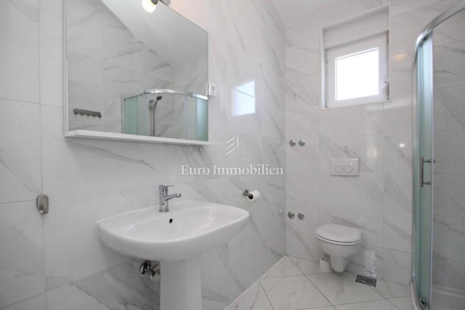 Baška – Casa in prima fila sul mare, 4 appartamenti