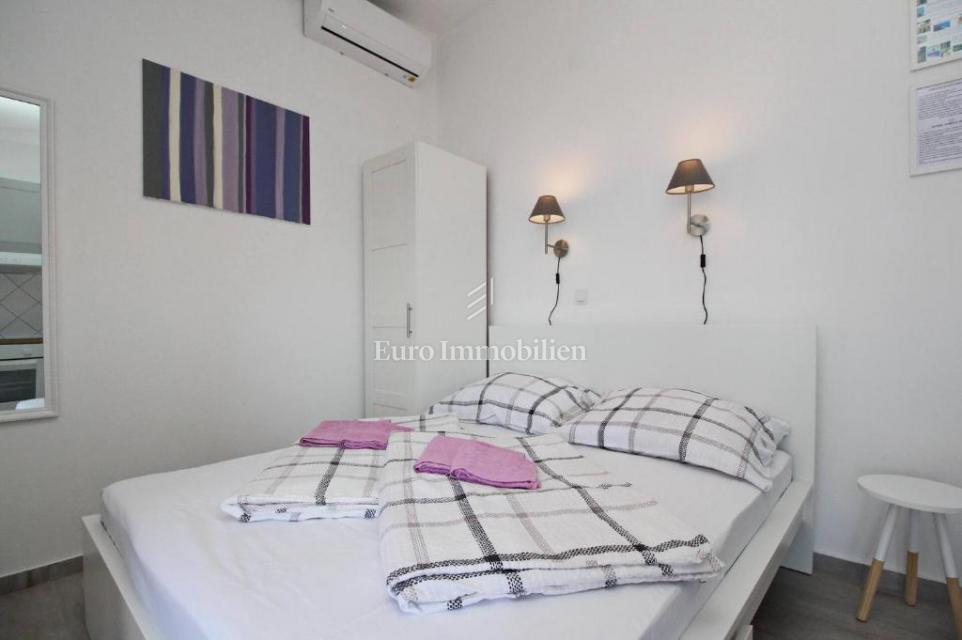 Baška – Casa in prima fila sul mare, 4 appartamenti