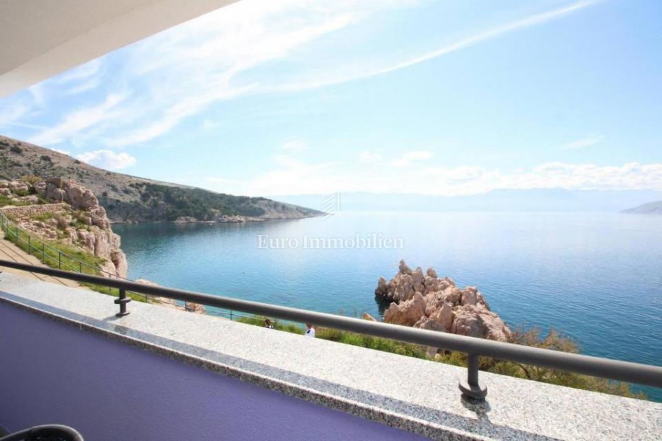 Baška – Casa in prima fila sul mare, 4 appartamenti