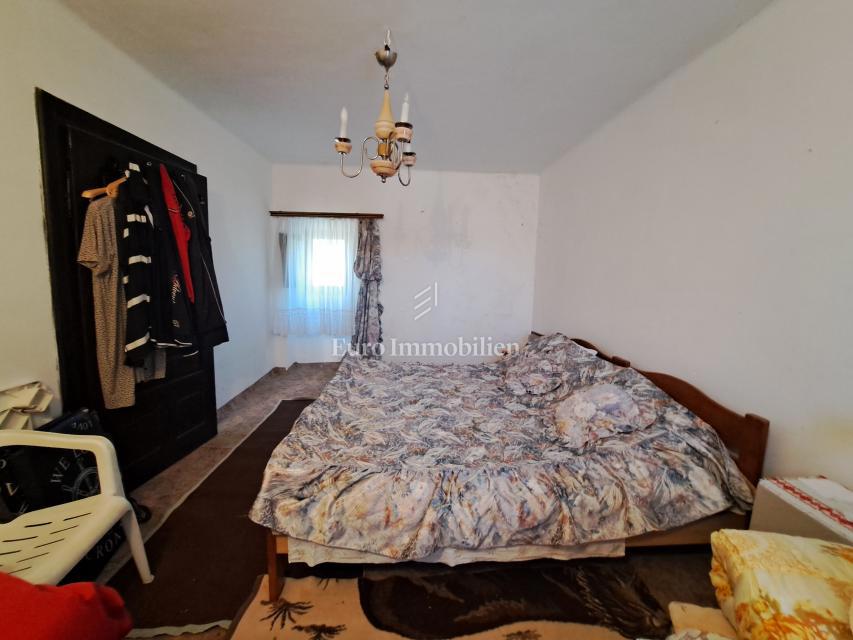 Isola di Krk – casa in pietra da ristrutturare