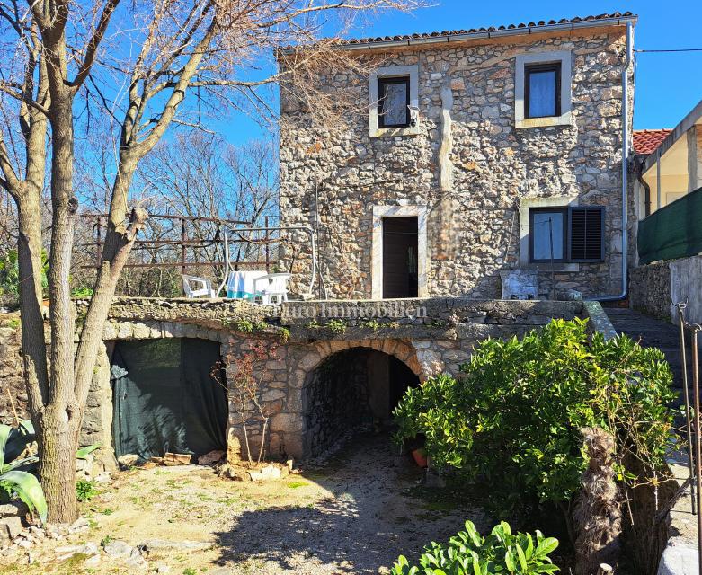 Isola di Krk – casa in pietra da ristrutturare