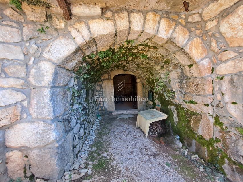 Isola di Krk – casa in pietra da ristrutturare