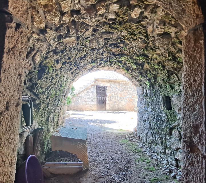 Isola di Krk – casa in pietra da ristrutturare