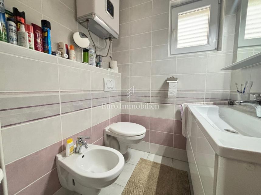 Isola di Pag - casa arredata con una vista sul mare