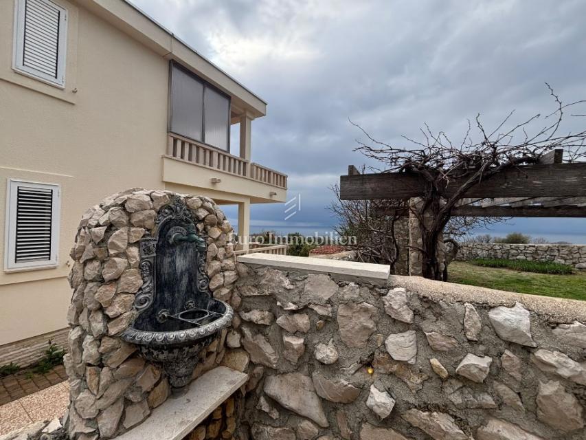 Isola di Pag - casa arredata con una vista sul mare
