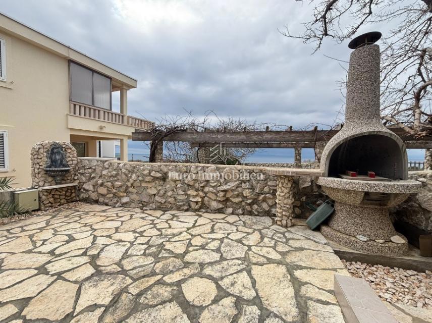 Isola di Pag - casa arredata con una vista sul mare