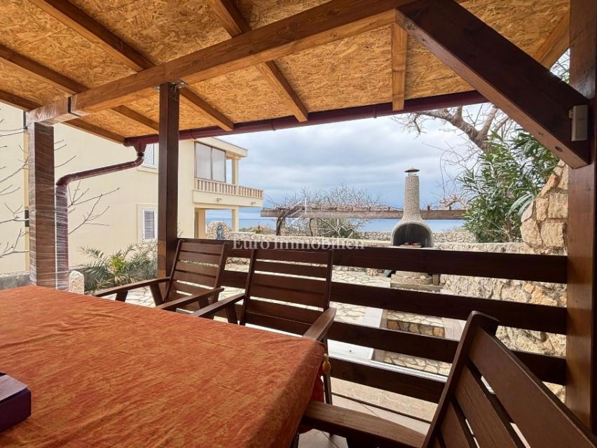 Isola di Pag - casa arredata con una vista sul mare