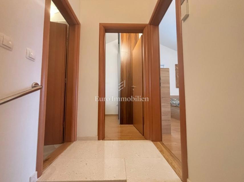 Isola di Pag - casa arredata con una vista sul mare