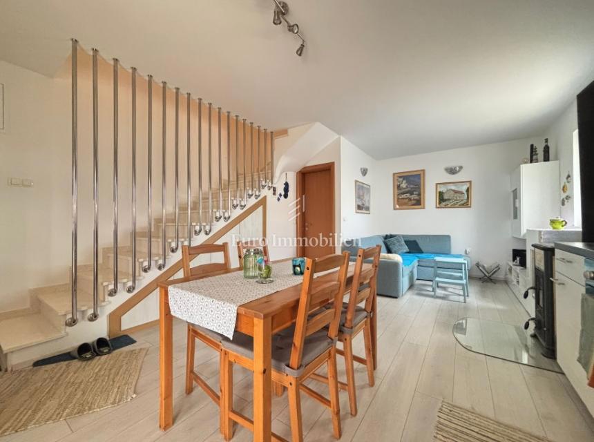 Isola di Pag - casa arredata con una vista sul mare