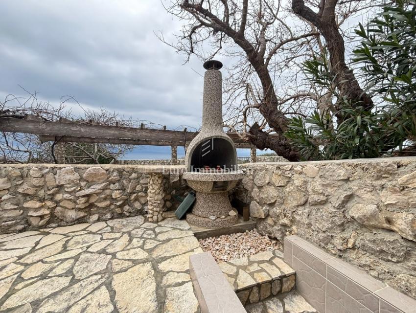 Isola di Pag - casa arredata con una vista sul mare