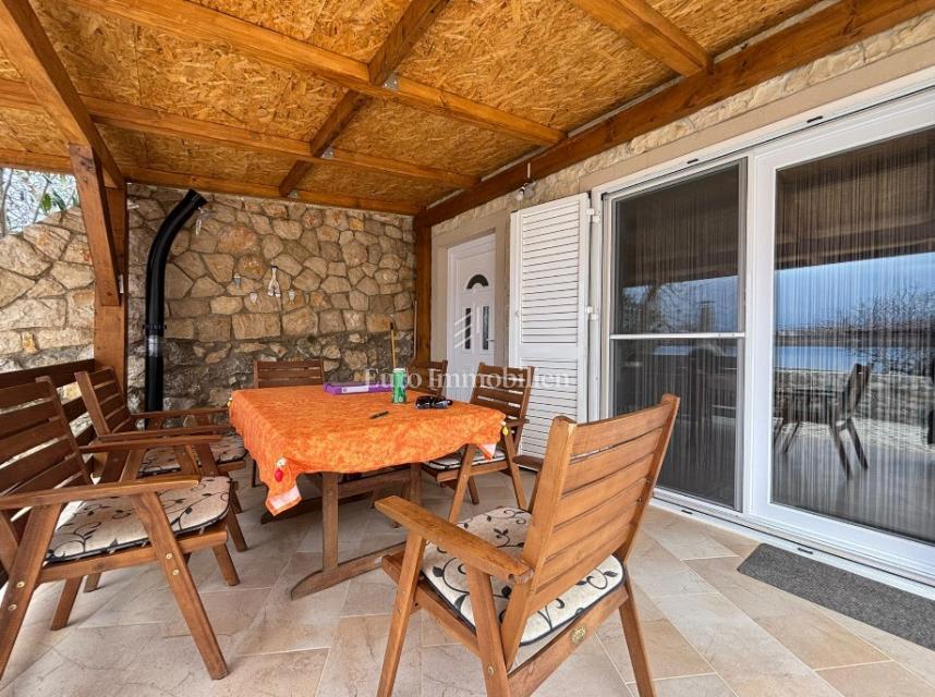 Isola di Pag - casa arredata con una vista sul mare