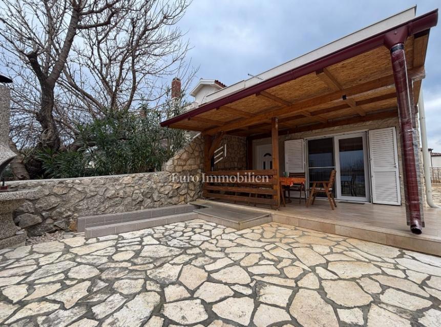 Isola di Pag - casa arredata con una vista sul mare