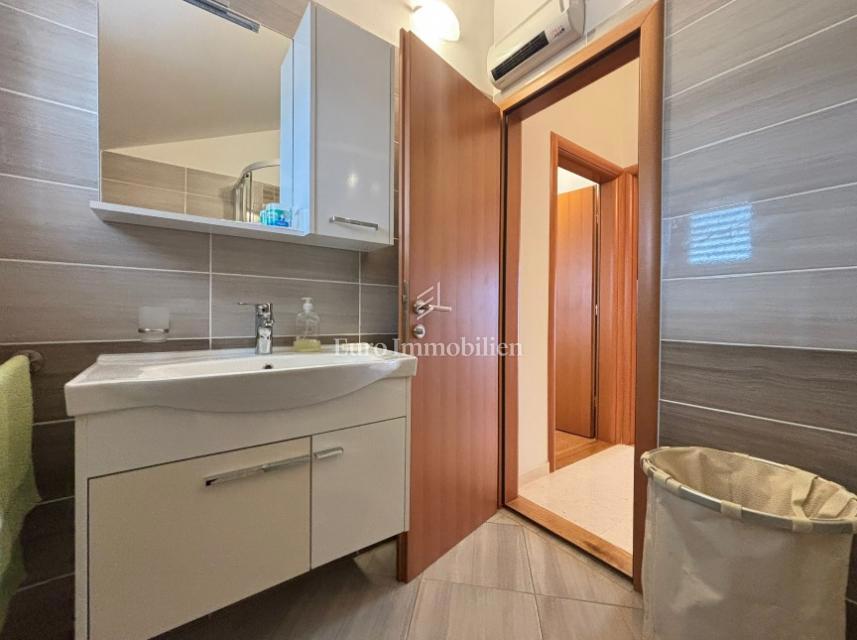 Isola di Pag - casa arredata con una vista sul mare