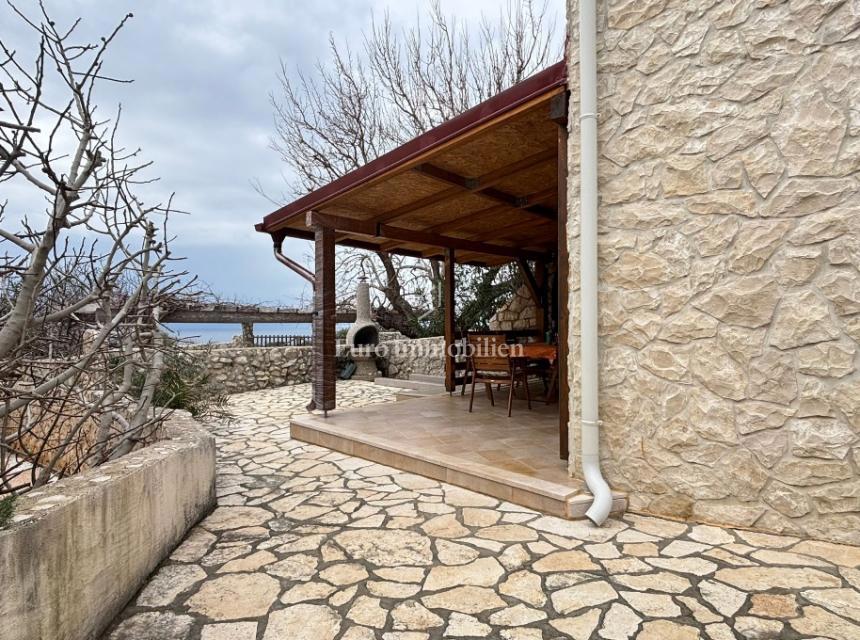 Isola di Pag - casa arredata con una vista sul mare