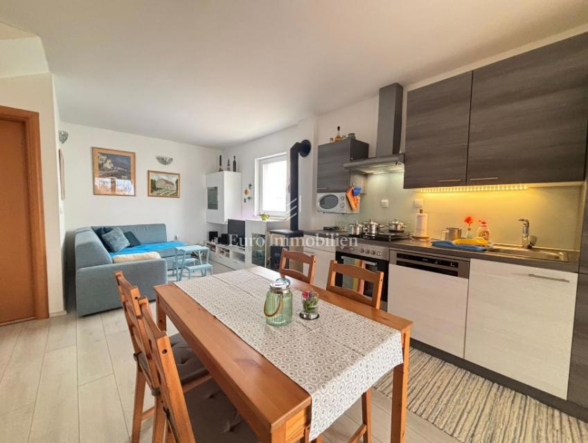 Isola di Pag - casa arredata con una vista sul mare