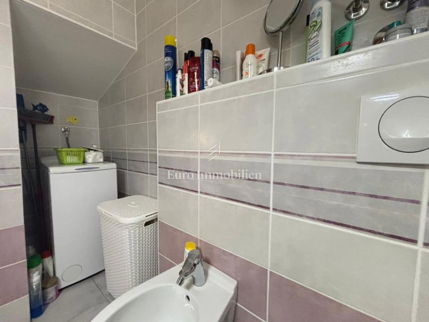 Isola di Pag - casa arredata con una vista sul mare