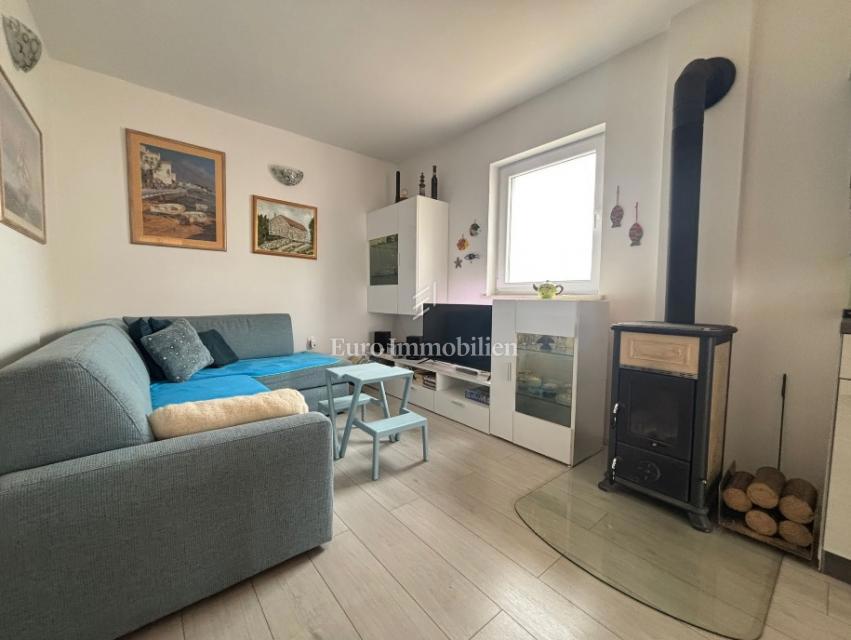 Isola di Pag - casa arredata con una vista sul mare