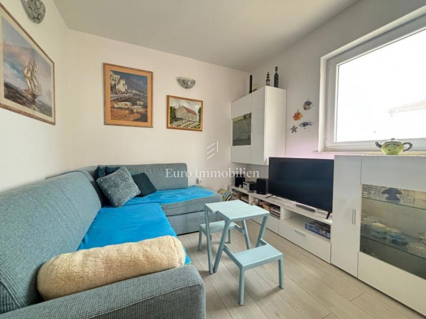 Isola di Pag - casa arredata con una vista sul mare