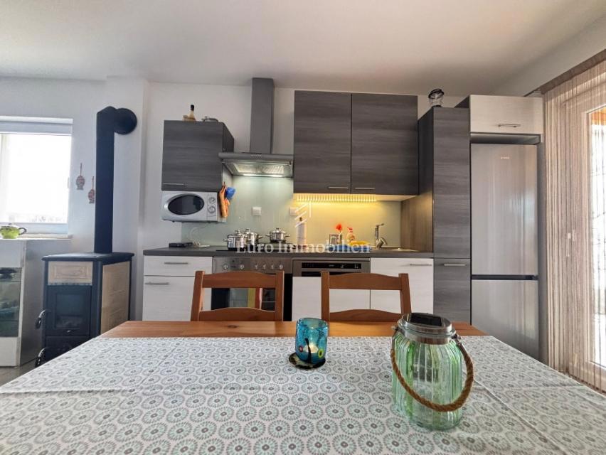 Isola di Pag - casa arredata con una vista sul mare