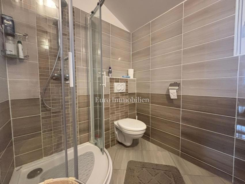 Isola di Pag - casa arredata con una vista sul mare