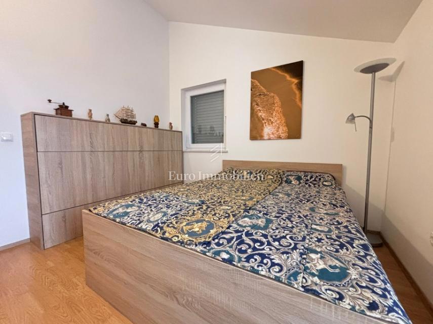 Isola di Pag - casa arredata con una vista sul mare