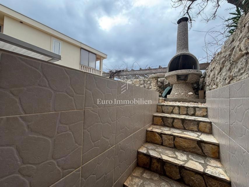 Isola di Pag - casa arredata con una vista sul mare