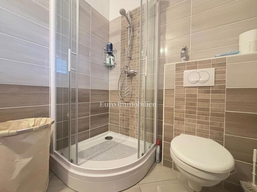 Isola di Pag - casa arredata con una vista sul mare