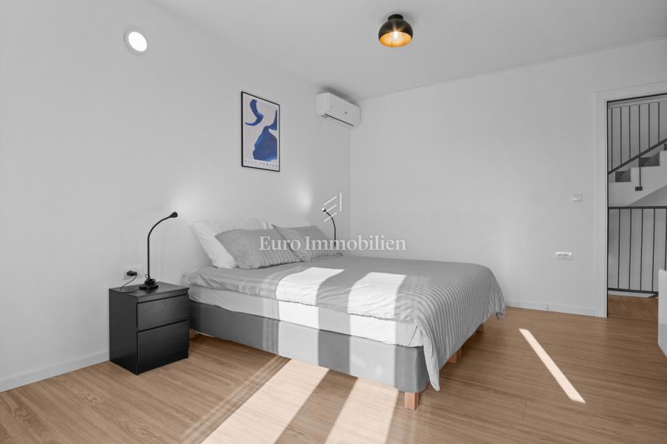 Parenzo - Casa di nuova costruzione con giardino, a 1,5 km dal mare