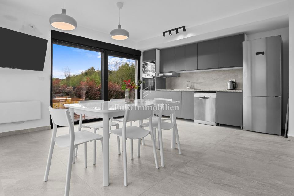 Parenzo - Casa di nuova costruzione con giardino, a 1,5 km dal mare