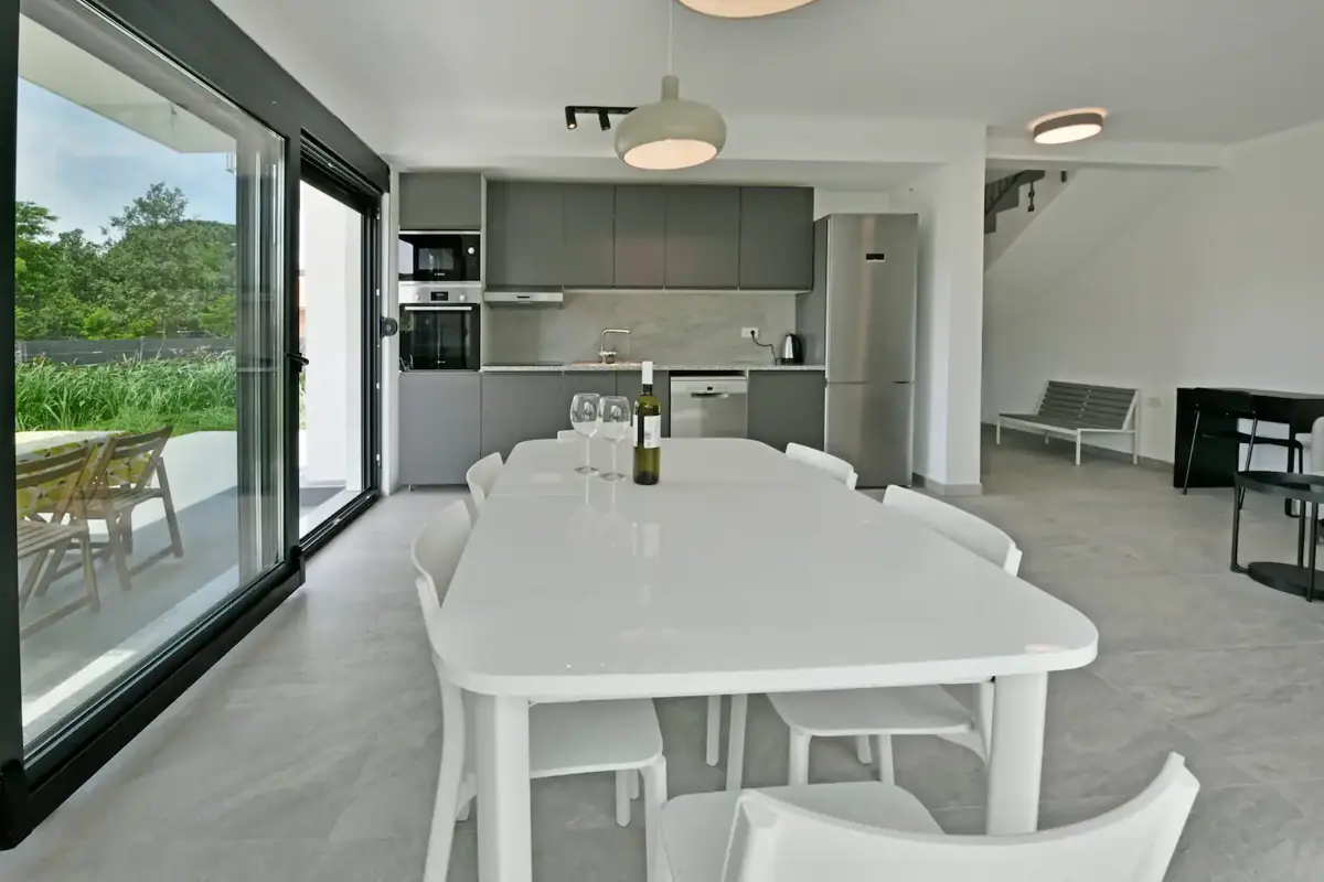 Parenzo - Casa di nuova costruzione con giardino, a 1,5 km dal mare