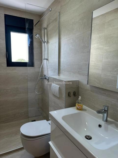 Parenzo - Casa di nuova costruzione con giardino, a 1,5 km dal mare