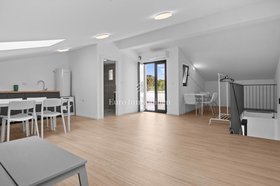 Parenzo - Casa di nuova costruzione con giardino, a 1,5 km dal mare