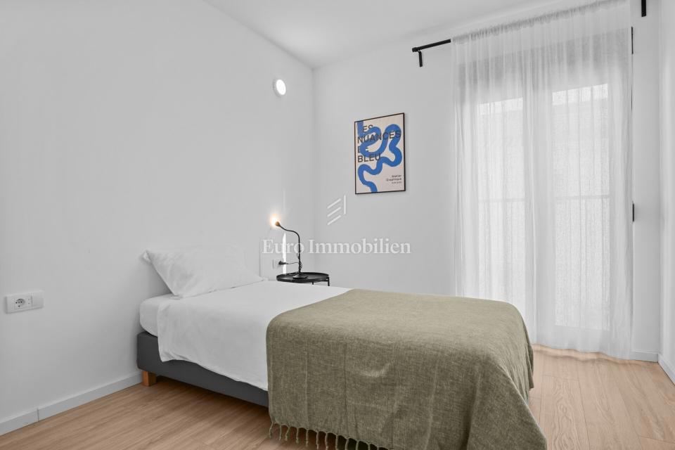 Parenzo - Casa di nuova costruzione con giardino, a 1,5 km dal mare