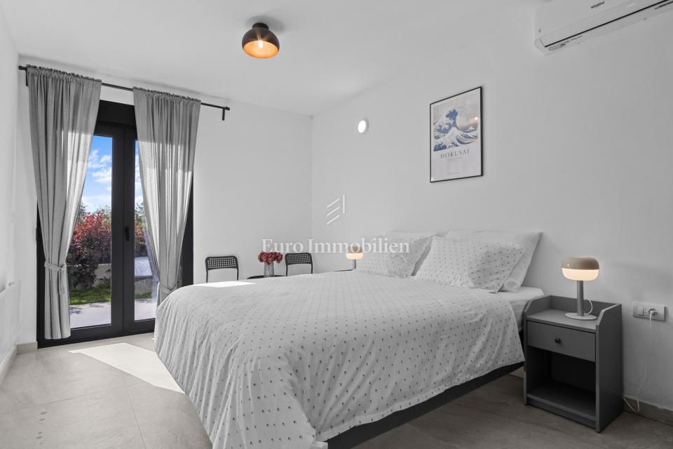 Parenzo - Casa di nuova costruzione con giardino, a 1,5 km dal mare