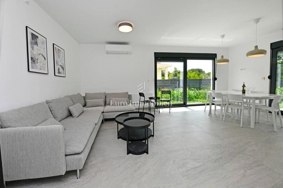 Parenzo - Casa di nuova costruzione con giardino, a 1,5 km dal mare