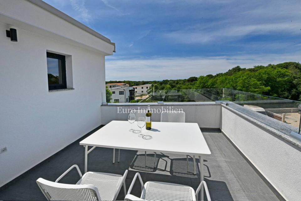 Parenzo - Casa di nuova costruzione con giardino, a 1,5 km dal mare