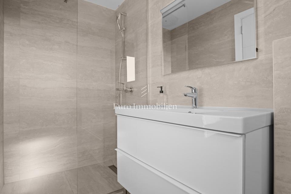 Parenzo - Casa di nuova costruzione con giardino, a 1,5 km dal mare