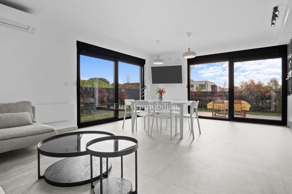 Parenzo - Casa di nuova costruzione con giardino, a 1,5 km dal mare