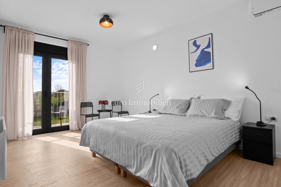 Parenzo - Casa di nuova costruzione con giardino, a 1,5 km dal mare