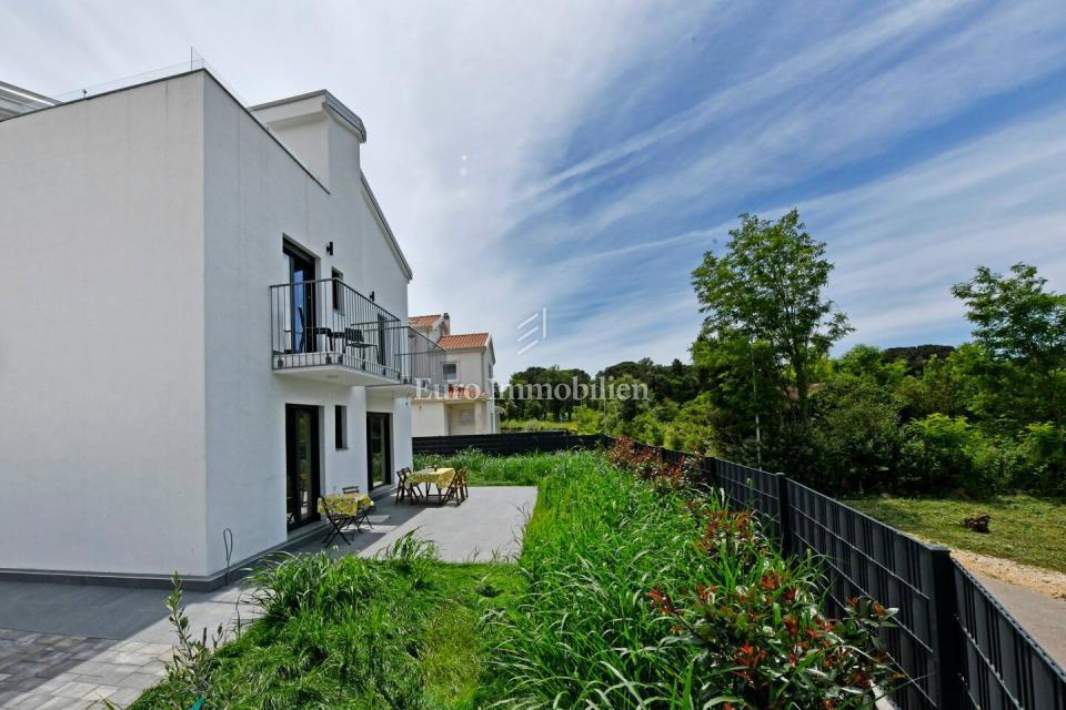 Parenzo - Casa di nuova costruzione con giardino, a 1,5 km dal mare