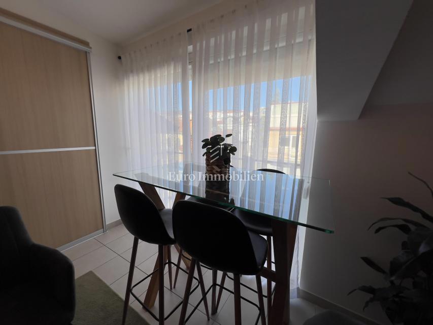 Appartamento ristrutturato nel centro di Crikvenica, prima fila sul mare