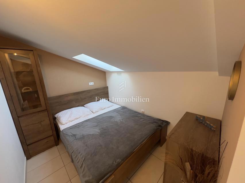 Appartamento ristrutturato nel centro di Crikvenica, prima fila sul mare