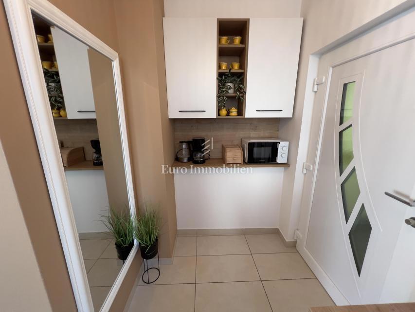 Appartamento ristrutturato nel centro di Crikvenica, prima fila sul mare